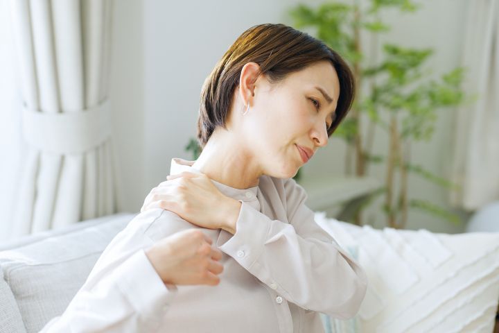 肩を動かす女性