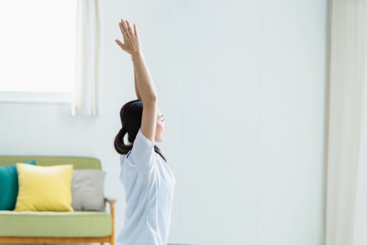 ストレッチしている女性