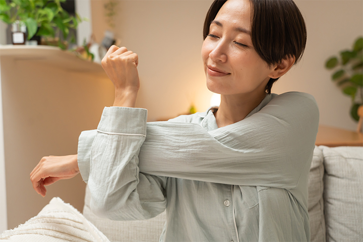 パジャマでストレッチする女性
